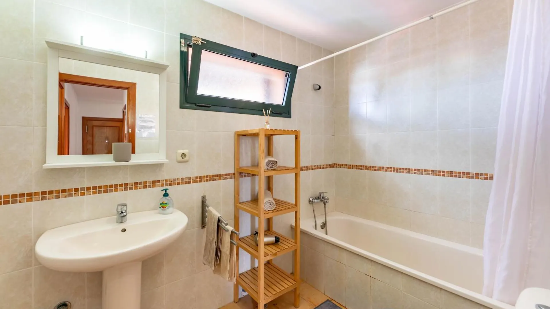 Sunrise Surf House, Big Garden, Hot Tub, Parking, Super-Fast Free Wi-Fi Spanien