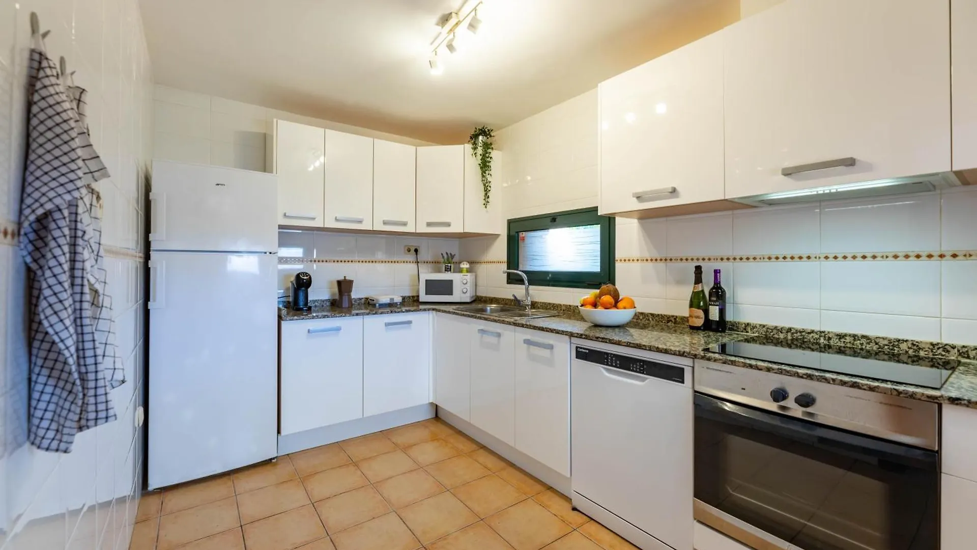 Sunrise Surf House, Big Garden, Hot Tub, Parking, Super-Fast Free Wi-Fi Corralejo