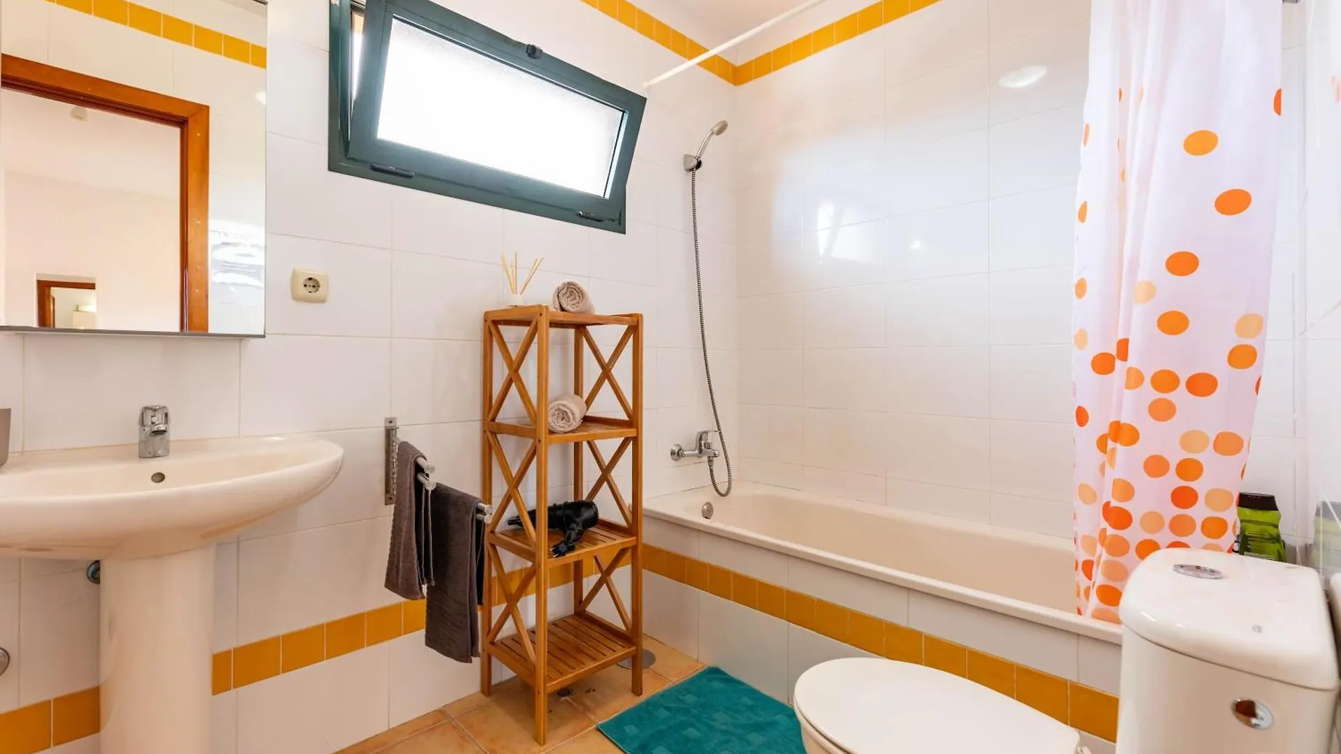 Сasa de vacaciones Villa Sunrise Surf House, Big Garden, Hot Tub, Parking, Super-Fast Free Wi-Fi Corralejo