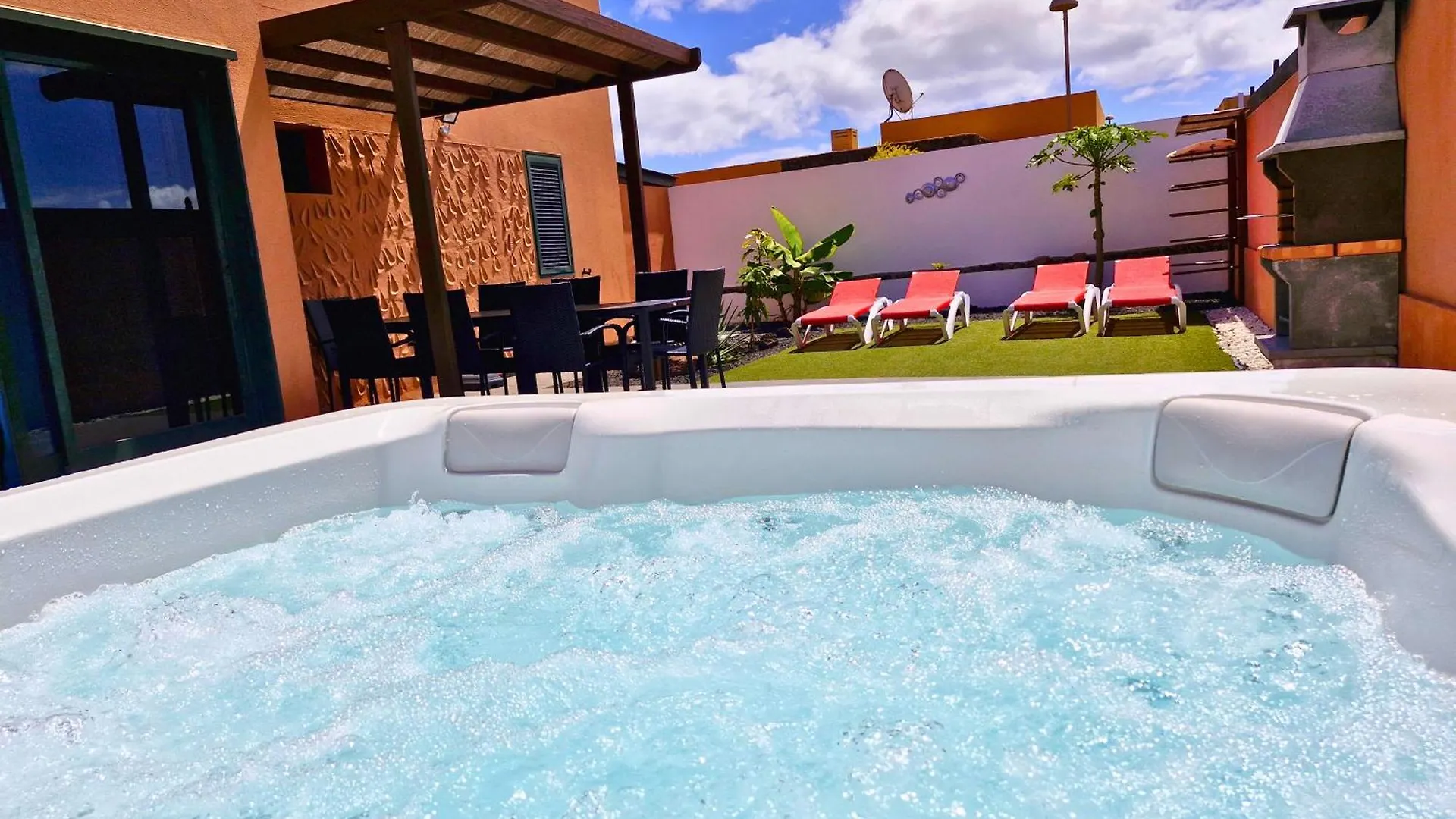 Villa Sunrise Surf House, Big Garden, Hot Tub, Parking, Super-Fast Free Wi-Fi Corralejo